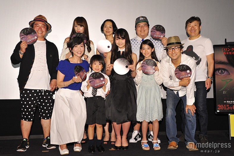 （後列左より）福田陽平監督、山田朱莉、優恵、西洋亮、鈴木光司氏（前列左より）おぞねせいこ、中川慶二、伊藤万理華、小林愛奈、山田太一