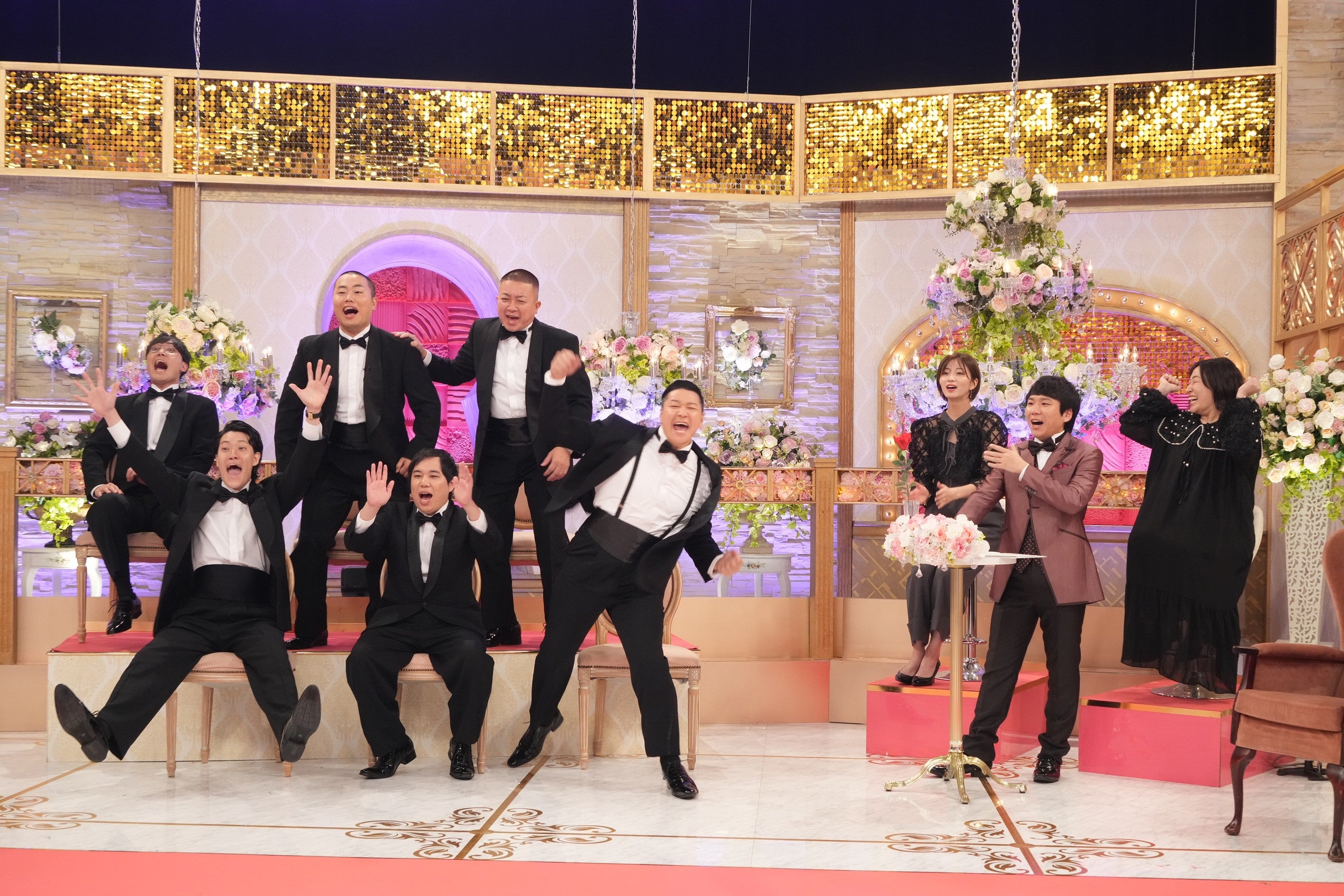 「カップルダウト」（左から時計回りに）菊田竜大、岡部大、松尾駿、岡崎紗絵、丸山礼、秋山寛貴、長田庄平、せいや、粗品（C）フジテレビ