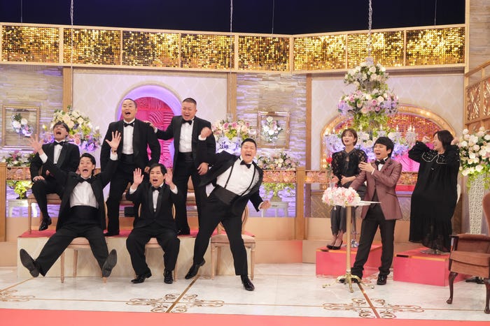 「カップルダウト」(左から時計回りに)菊田竜大、岡部大、松尾駿、岡崎紗絵、丸山礼、秋山寛貴、長田庄平、せいや、粗品(C)フジテレビ