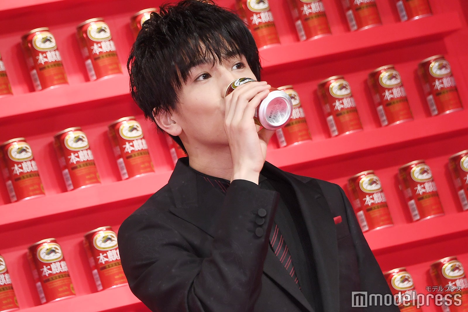 グイッと飲む岩田剛典 （C）モデルプレス