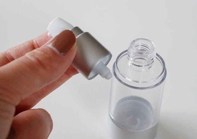 ダイソー　真空ボトル（乳液用、30ml）　ポンプをはずす