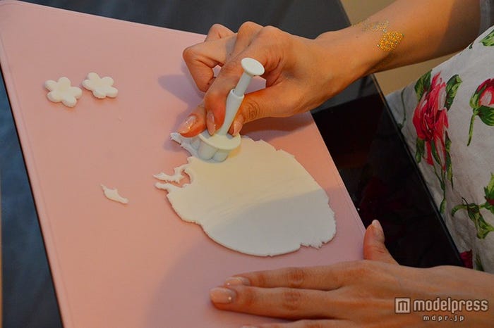 飾り部分を型抜き型を抜く