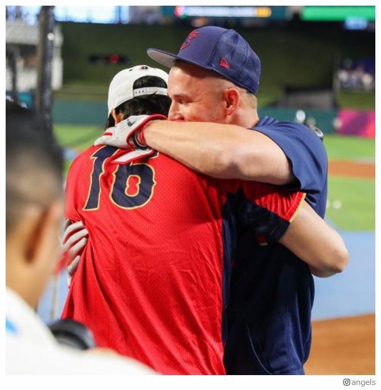WBC優勝侍ジャパン・大谷翔平選手、“戦友でチームメイト”マイク・トラウト選手との熱いハグ写真が話題「すでに物語は始まっていた」「感動的」