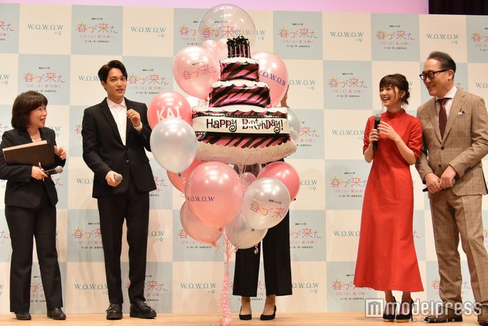 (右から)佐野史郎、倉科カナ、カイ(EXO)、イベントMC (C)モデルプレス