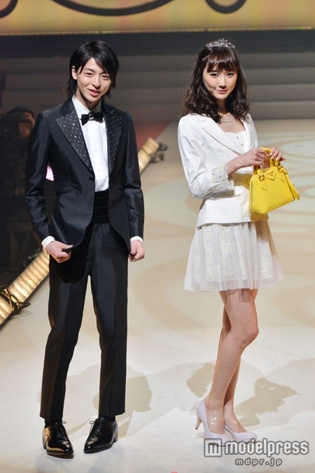 （左より）高杉真宙、鈴木友菜