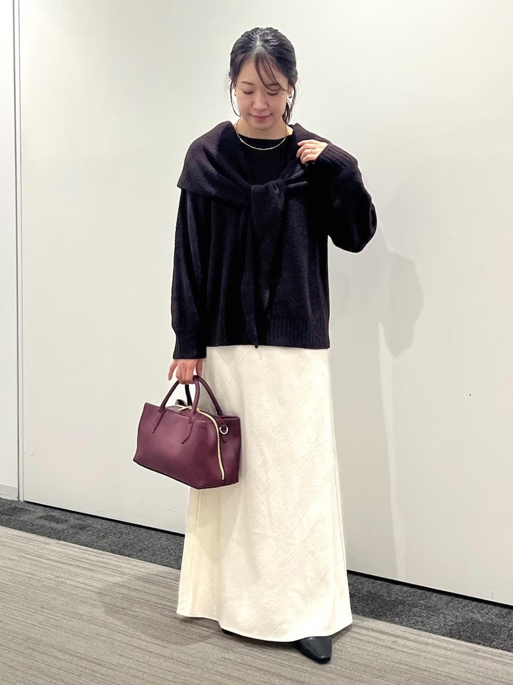 ニットに同色の三角形ニットスカーフを巻く着こなしがトレンドに！　出典：WEAR