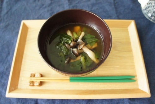 たっぷりキノコと小松菜の「デトックスお味噌汁」