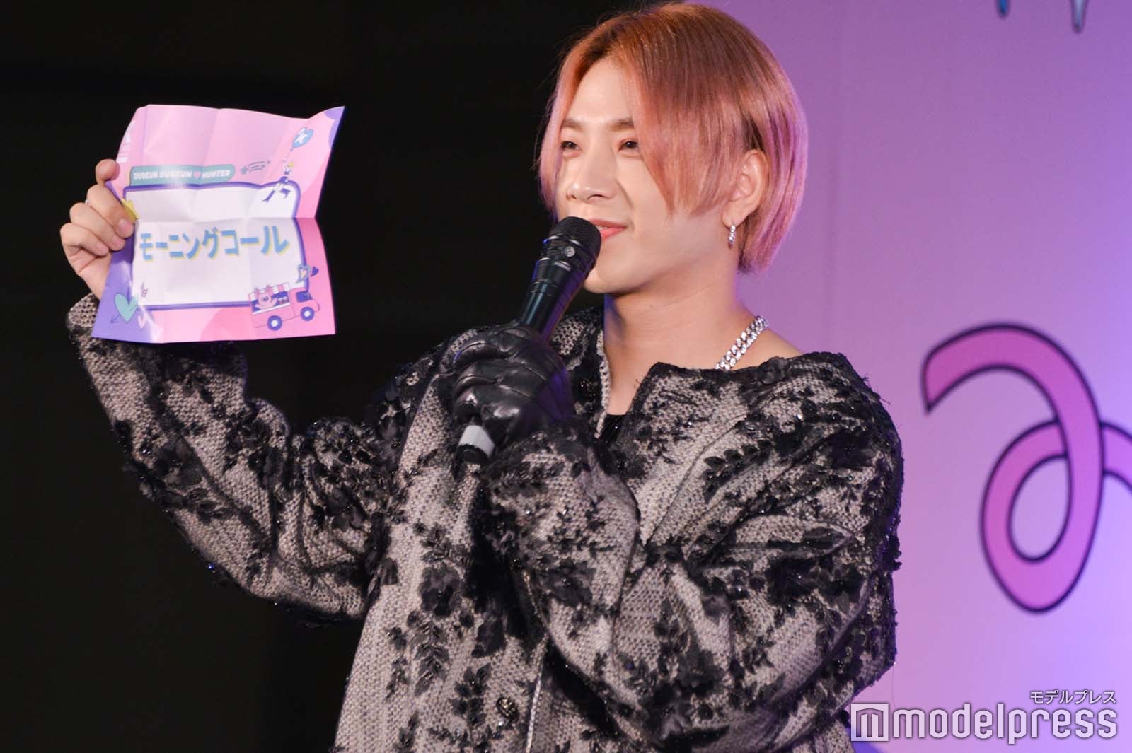 くじで引いたミッションを見せる本田康祐 （C）モデルプレス