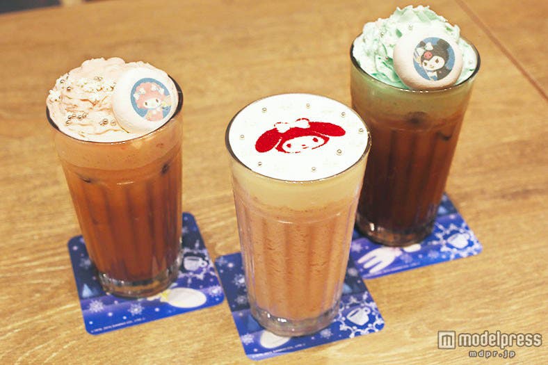 「マイメロディ ストロベリースムージー 2015 Xmasバージョン」980円(税込)、「クロミ ココア ミントグリーンのクリスマスツリーのようなデコレーション」880円(税込)、「マイスウィートピアノ ストロベリーミルクティー ピンクのクリスマスツリーのようなデコレーション」880円(税込)