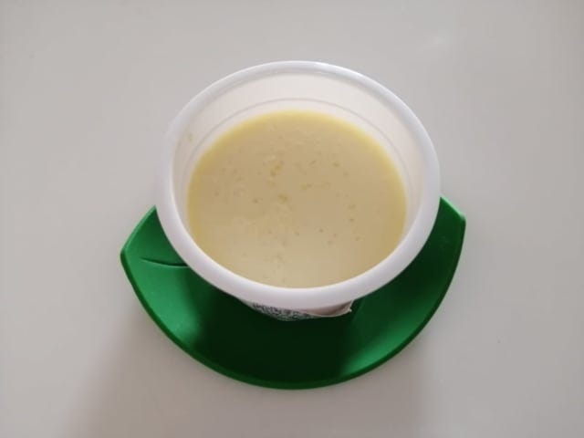 《ローソン》ホワイトチョコプリン開けたところ