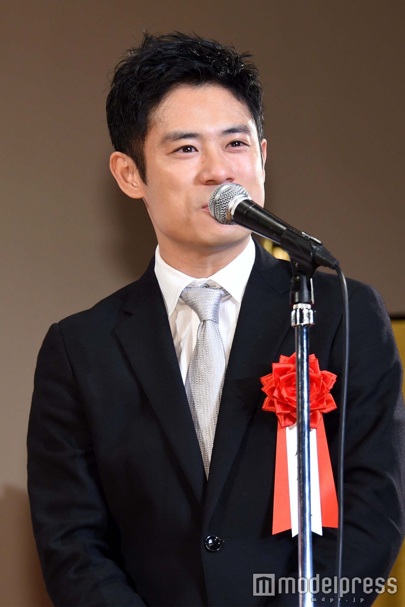 有村架純のプレゼンターに登場した「ビリギャル」共演の伊藤淳史（C）モデルプレス