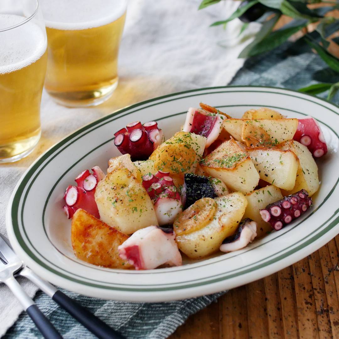 おつまみにぴったり♪タコとじゃがいものガーリック炒め