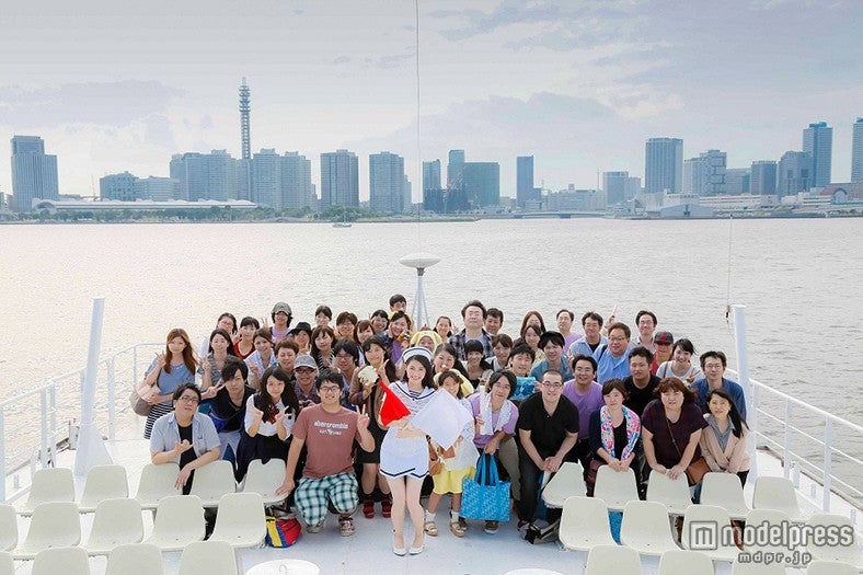 ファンと船上で記念写真／渡辺麻友