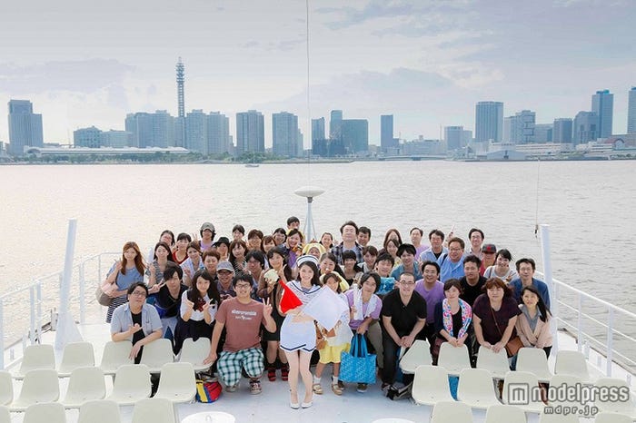 ファンと船上で記念写真/渡辺麻友