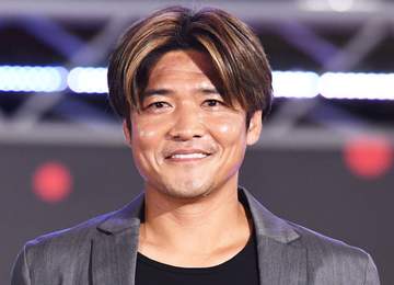 そっくりすぎるw「芋洗坂係長？」大久保嘉人氏がメガネで白シャツインの男性ショット投稿→正体はまさかの元人気力士に衝撃w