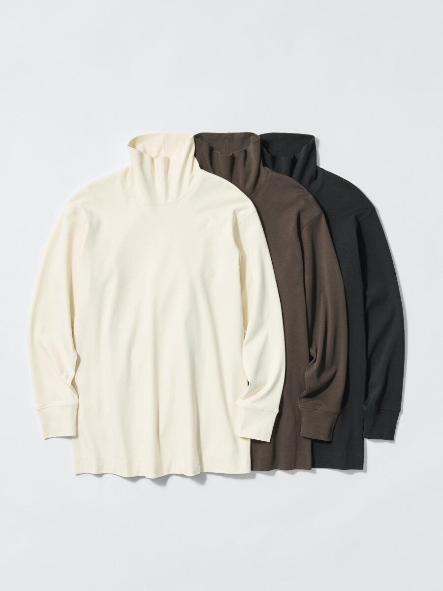 オフホワイトやブラウン、ブラックのタートルネックロングTシャツの重ね置き オフホワイトやブラウン、ブラックのタートルネックロングTシャツの重ね置き
