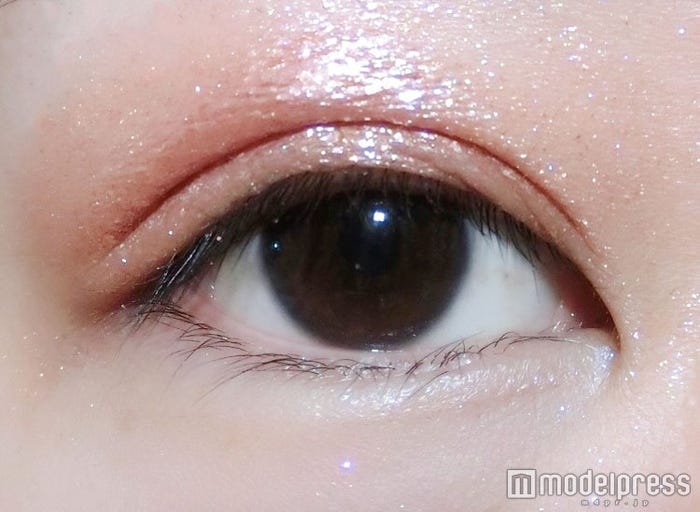 【touch in sol】「メタリストリキッドホイル&グリッター シャドウデュオ“1”」使用/写真:mari(C)モデルプレス