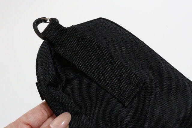 ダイソー リュック用小物ポーチ ダイソーのカラビナとベルトループが付いたリュック用小物ポーチ