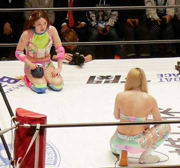 フワちゃん「お客さん、申し訳ありませんでした」ふざけた動きにダメ出しの嵐！リング上で公開説教、正座で謝罪【スターダム】