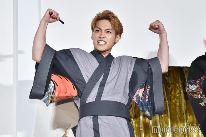 黄色い歓声を浴びてガッツポーズを決める柳楽優弥 (C)モデルプレス