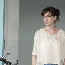 1995年7月15日のエマ(アン・ハサウェイ)/映画「ワン・デイ23年のラブストーリー」/(C)2011 Focus Features LLC. All Rights Reserved.