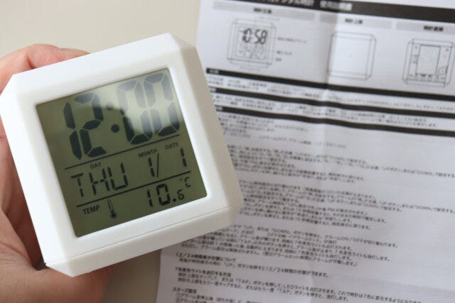 ダイソーの7色変色ライト付デジタル時計の設定方法