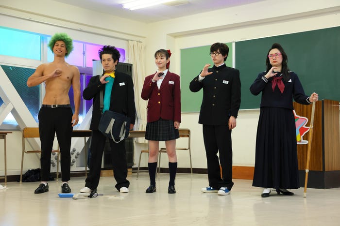 佐伯大地、ちゅうえい、横田真悠、尾崎匠海、横内亜弓/「コンビニ★ヒーローズ ~あなたのSOSいただきました!!~」第1話より