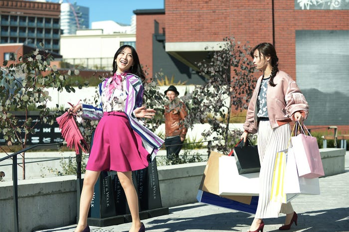 知英、大政絢(C)清智英・大倉かおり/講談社・2018映画「レオン」製作委員会