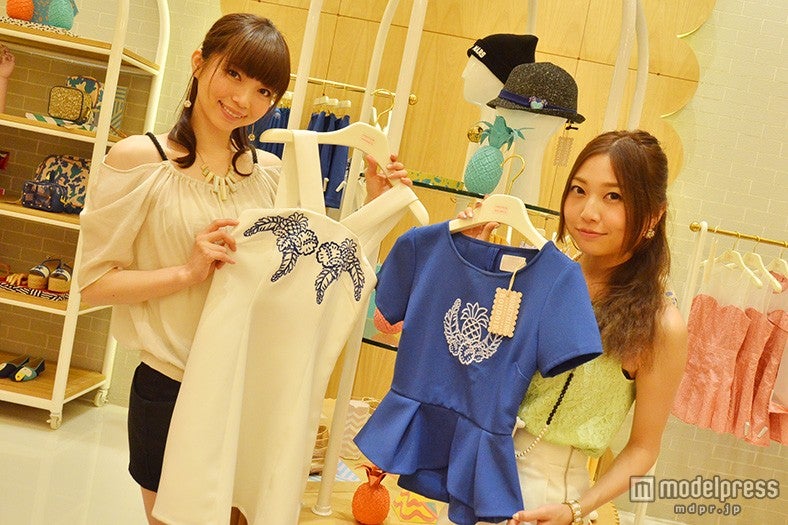 トロピカルモチーフのワンピース2，350バーツ（約7，000円）、トップス1，890バーツ（約6，000円）／モデル：百々さおり、富田千穂