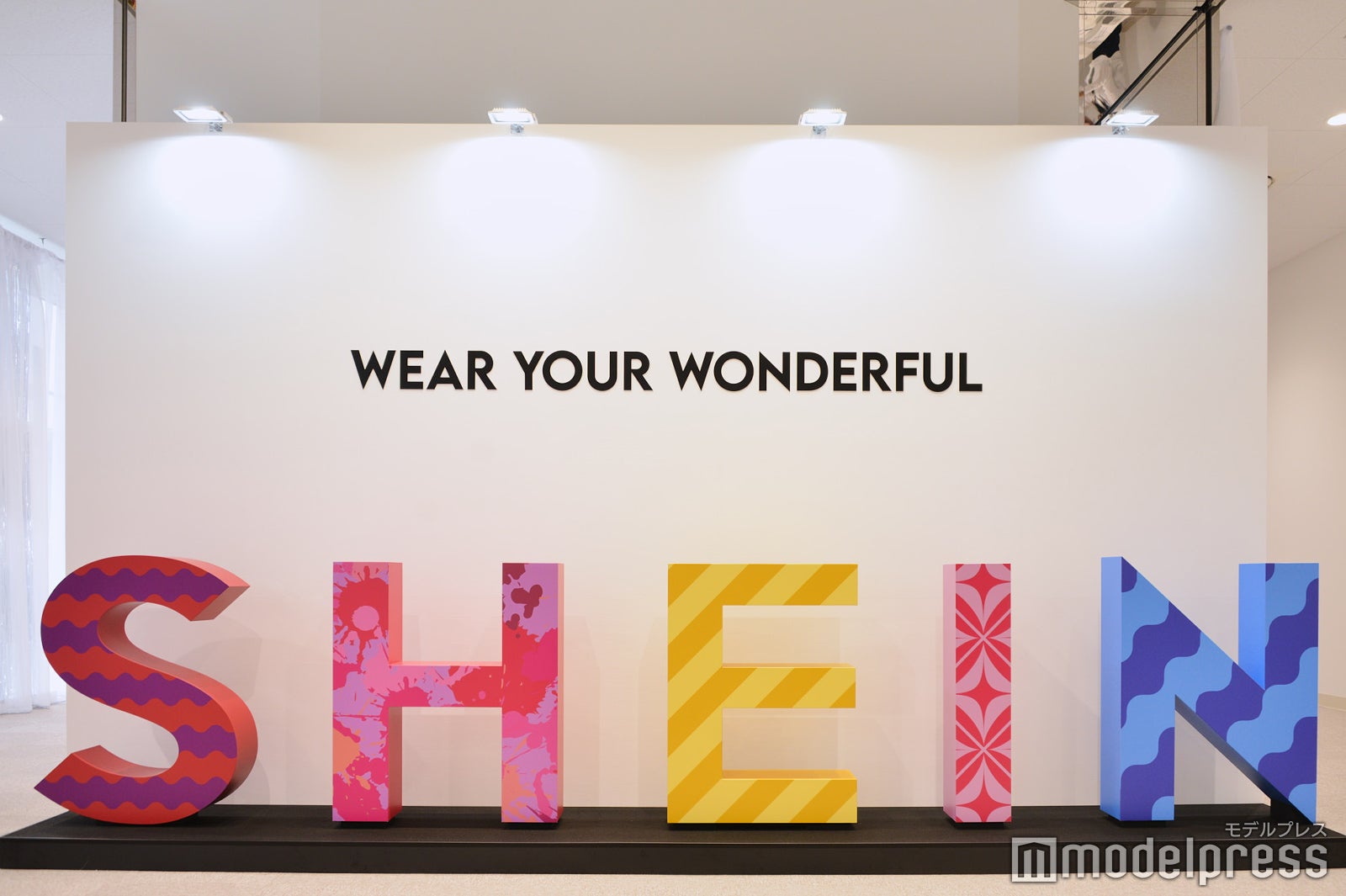 「SHEIN POPUP OSAKA」入口のフォトスポット（C）モデルプレス