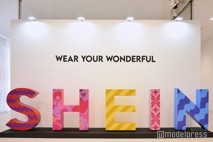 「SHEIN POPUP OSAKA」入口のフォトスポット(C)モデルプレス