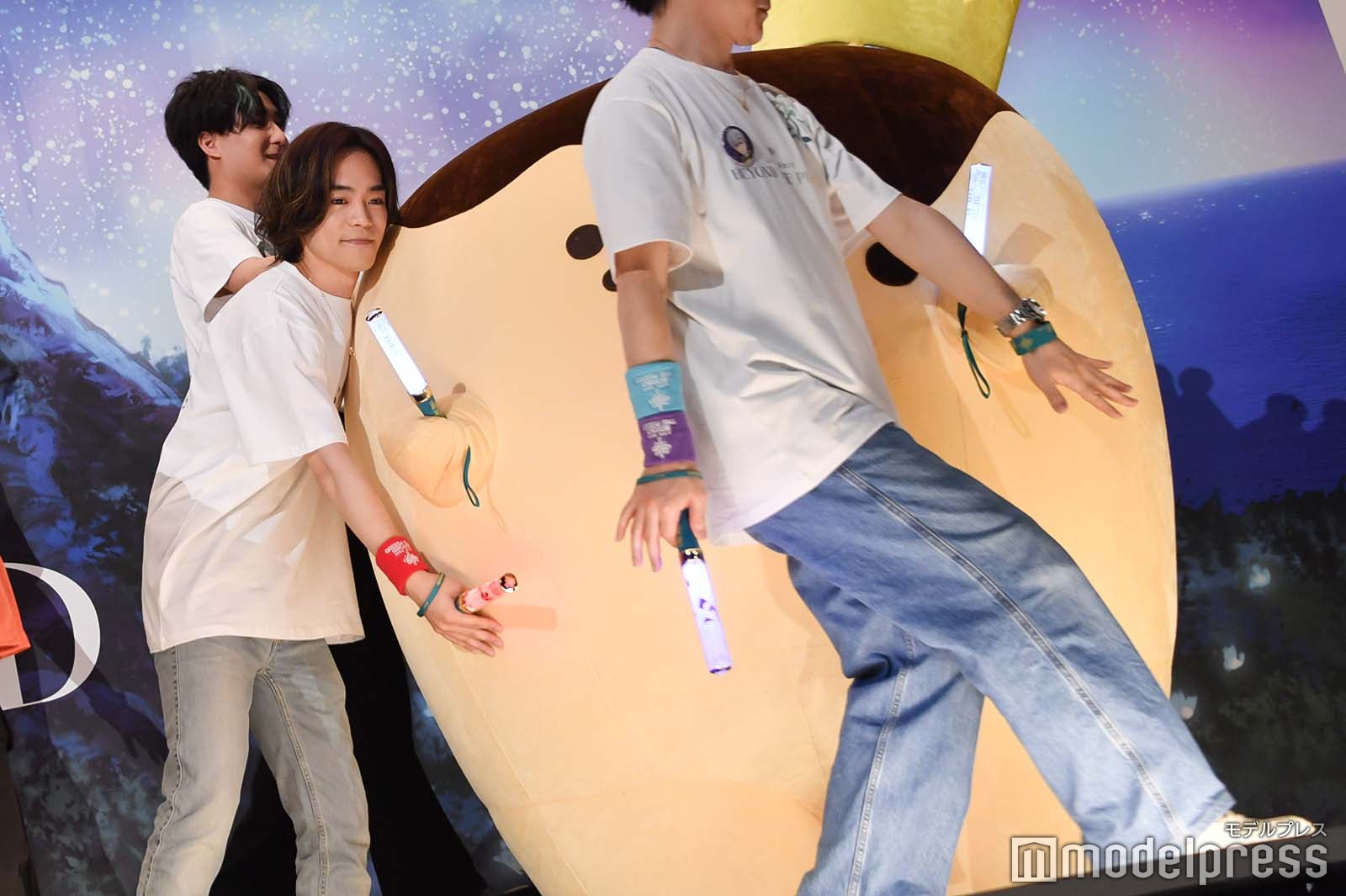 最後に王様プリンを抱きしめてから降壇する小野賢章（C）モデルプレス