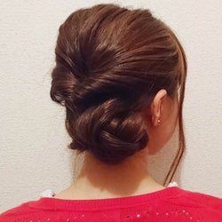 超絶簡単なまとめ髪 くるりんぱと三つ編みで作るコサージュ風アップ 超絶簡単なまとめ髪 くるりんぱと三つ編みで作るコサージュ風アップ