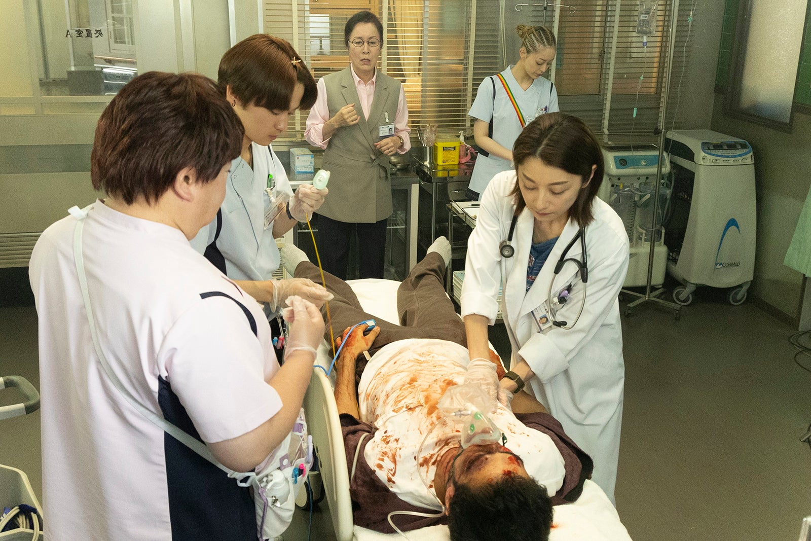塚地武雅、萩原護、高畑淳子、石川萌香、小池栄子「新宿野戦病院」第3話より（C）フジテレビ