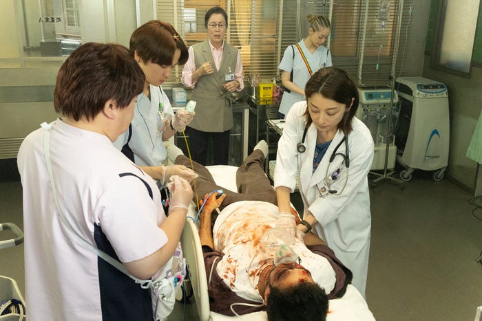 塚地武雅、萩原護、高畑淳子、石川萌香、小池栄子「新宿野戦病院」第3話より(C)フジテレビ
