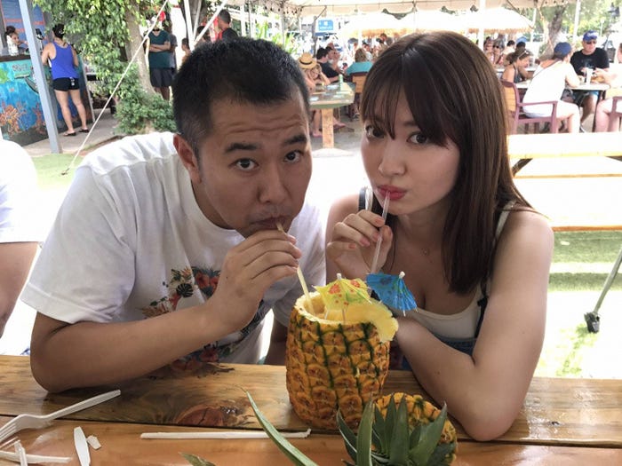 (左から)とにかく明るい安村、小嶋陽菜/「有吉の夏休み2017密着77時間inハワイ」(C)フジテレビ