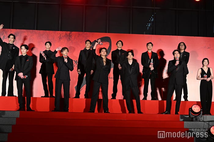 不在の村上虹郎に向かって手を振るキャスト陣(C)モデルプレス