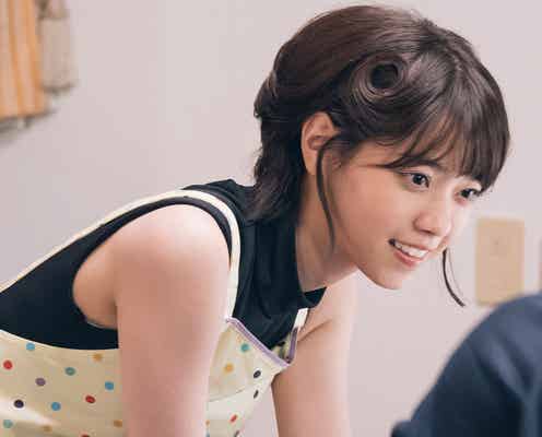 西野七瀬(アイ)、野村周平(翔)とバックハグで超密着「歴史に残る」「2話もすごい」彼シャツ×エプロン1枚で生脚全開<電影少女>