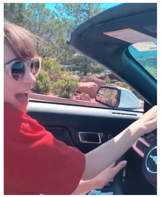 藤井サチ、海外で外車を乗りこなす動画に「カッコ良すぎる」「凄い」と注目集まる