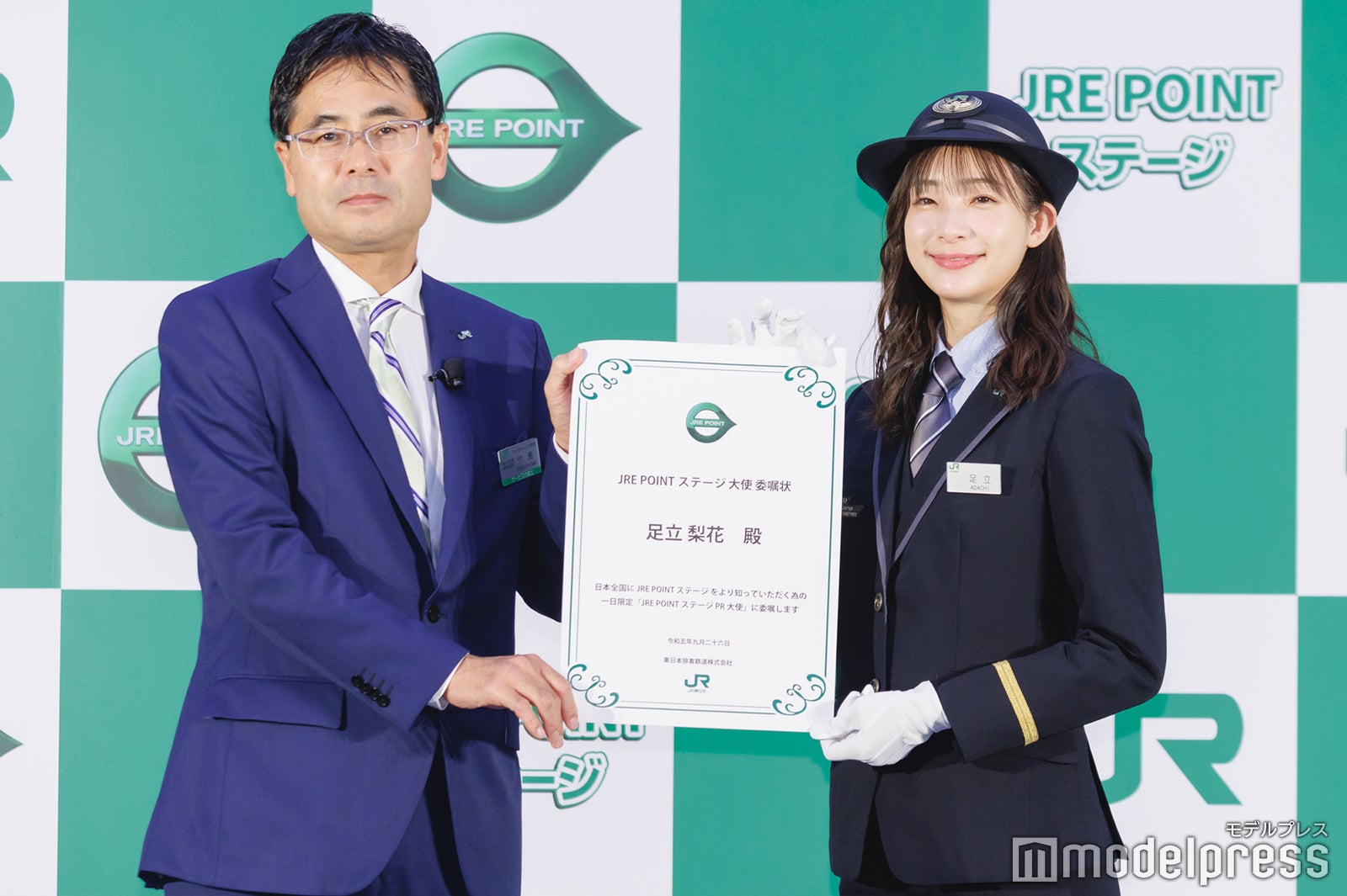 （右）足立梨花（C）モデルプレス
