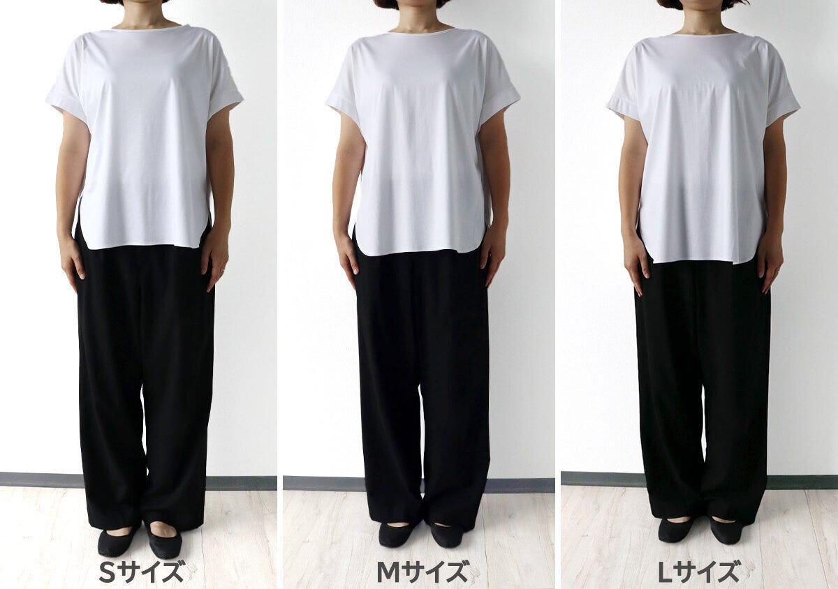 女性がSML各サイズの白Tシャツと黒パンツを着用し並んで比較