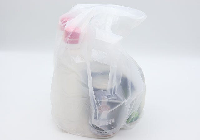 ダイソー ひも付きコンパクト手さげポリ袋 ダイソーのひも付きコンパクト手さげポリ袋にペットボトルと缶を入れる
