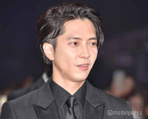 山下智久、“近距離ファンサ”で会場沸く 5年ぶりライブツアーで“ファンと音楽の力”実感<MTV VMAJ 2023ブルーカーペット>
