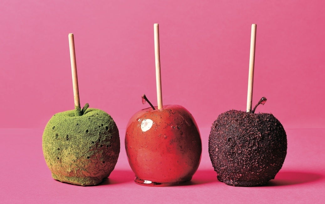 特製りんご飴ポムダムール／画像提供：株式会社ジェイアール西日本伊勢丹