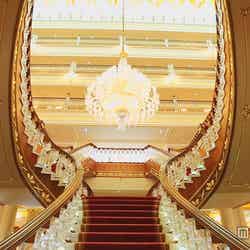 金箔を使った天井に、ガラスはすべてバカラ製/画像提供:TBS