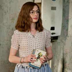 1989年7月15日のエマ(アン・ハサウェイ)/映画「ワン・デイ23年のラブストーリー」/(C)2011 Focus Features LLC. All Rights Reserved.