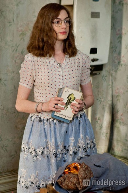 1989年7月15日のエマ(アン・ハサウェイ)/映画「ワン・デイ23年のラブストーリー」/(C)2011 Focus Features LLC. All Rights Reserved.