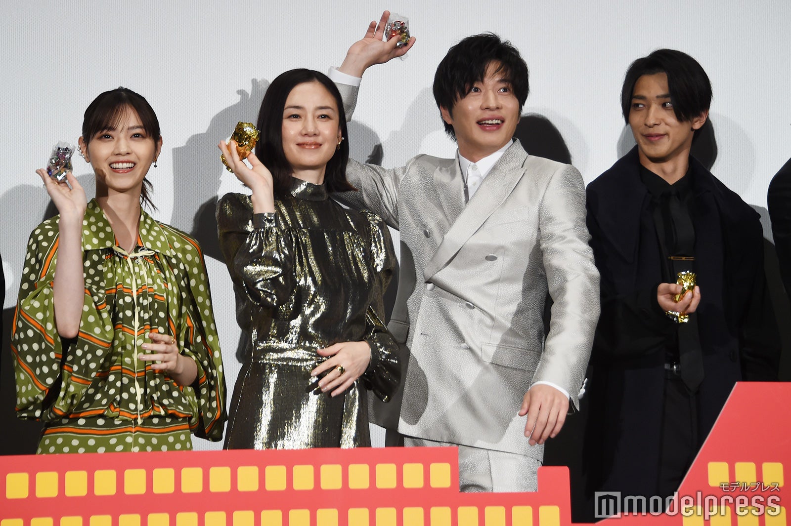 西野七瀬、原田知世、テープを投げる気満々の田中圭、それを見て笑っている横浜流星（C）モデルプレス