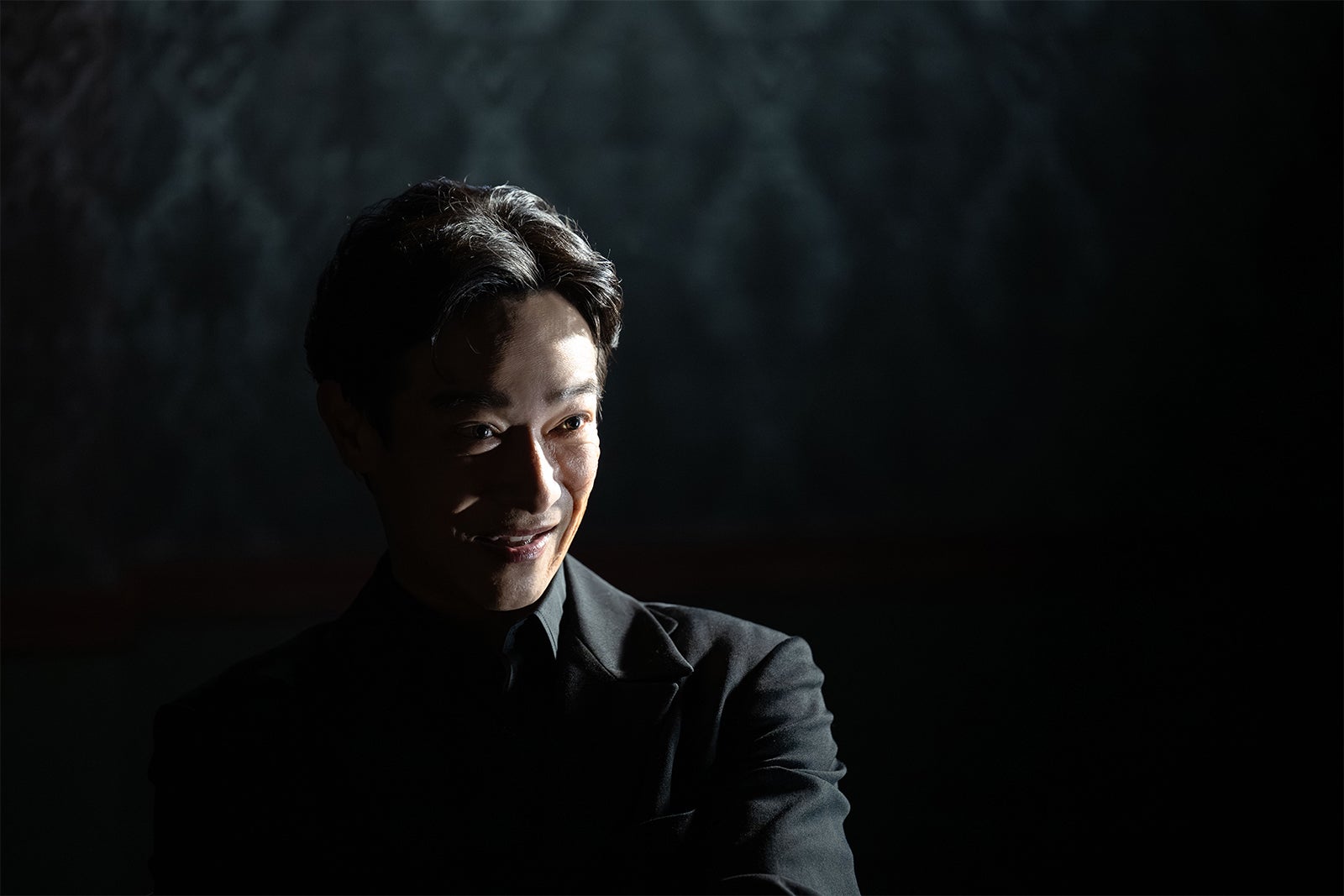 「VIVANT」リュウ・ミンシュエンの思惑とは？不気味な笑み浮かべる19話場面写真先行解禁