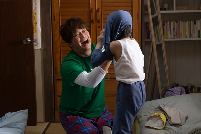 香取慎吾、千葉惣二朗「日本一の最低男 ※私の家族はニセモノだった」第4話(C)フジテレビ